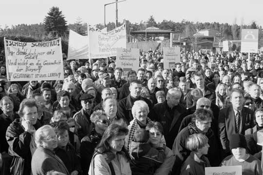 Den Ausstieg aus Sonderm�llverbrennung und -deponierung forderten vor der mittelfr�nkischen Anlage in Rednitzhembach (Landkreis Roth) �ber 1000 Demonstranten aus dem Ort, dem nahen Schwabach und dem ganzen Landkreis.