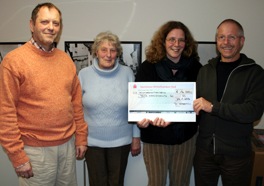 Die B&uuml;rgerinitiative Sonderm&uuml;ll hat sich mit einstimmigen Beschluss selbst aufgel&ouml;st. Das Vereinsverm&ouml;gen wird gespendet. Gerd Neudeck (links), Elfriede Uhlmann (2.v.l.) und Gerhard B&ouml;rner (rechts) &uuml;berreichen einen symbolischen Scheck &uuml;ber 16 000 Euro an Almut Churavy vom Bund Naturschutz.