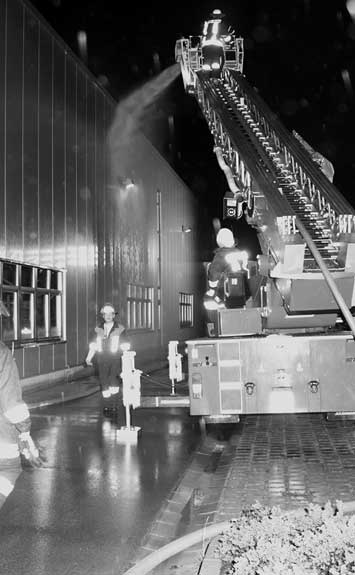 Bereits am Montag begann die Schwabacher Feuerwehr, Fassade und Dach des Geb�udes der Firma Leupold zu reinigen.